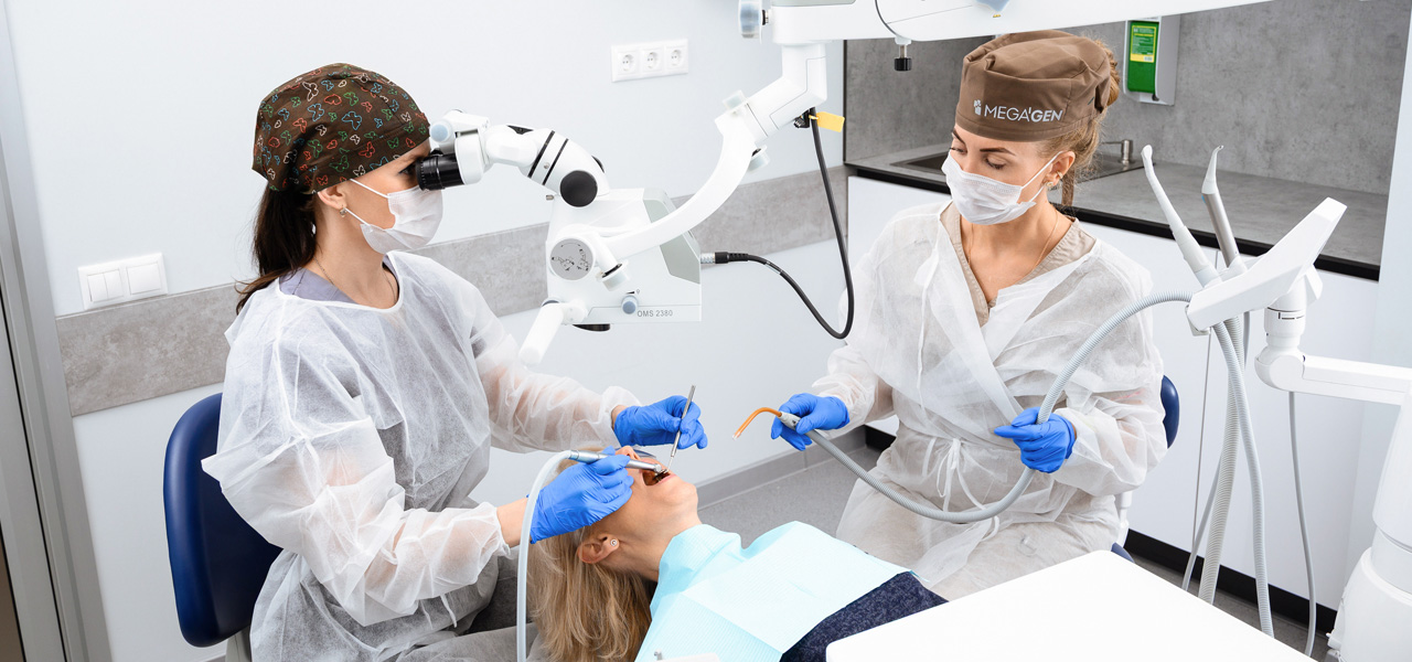 Лечение зубов под микроскопом в Минске